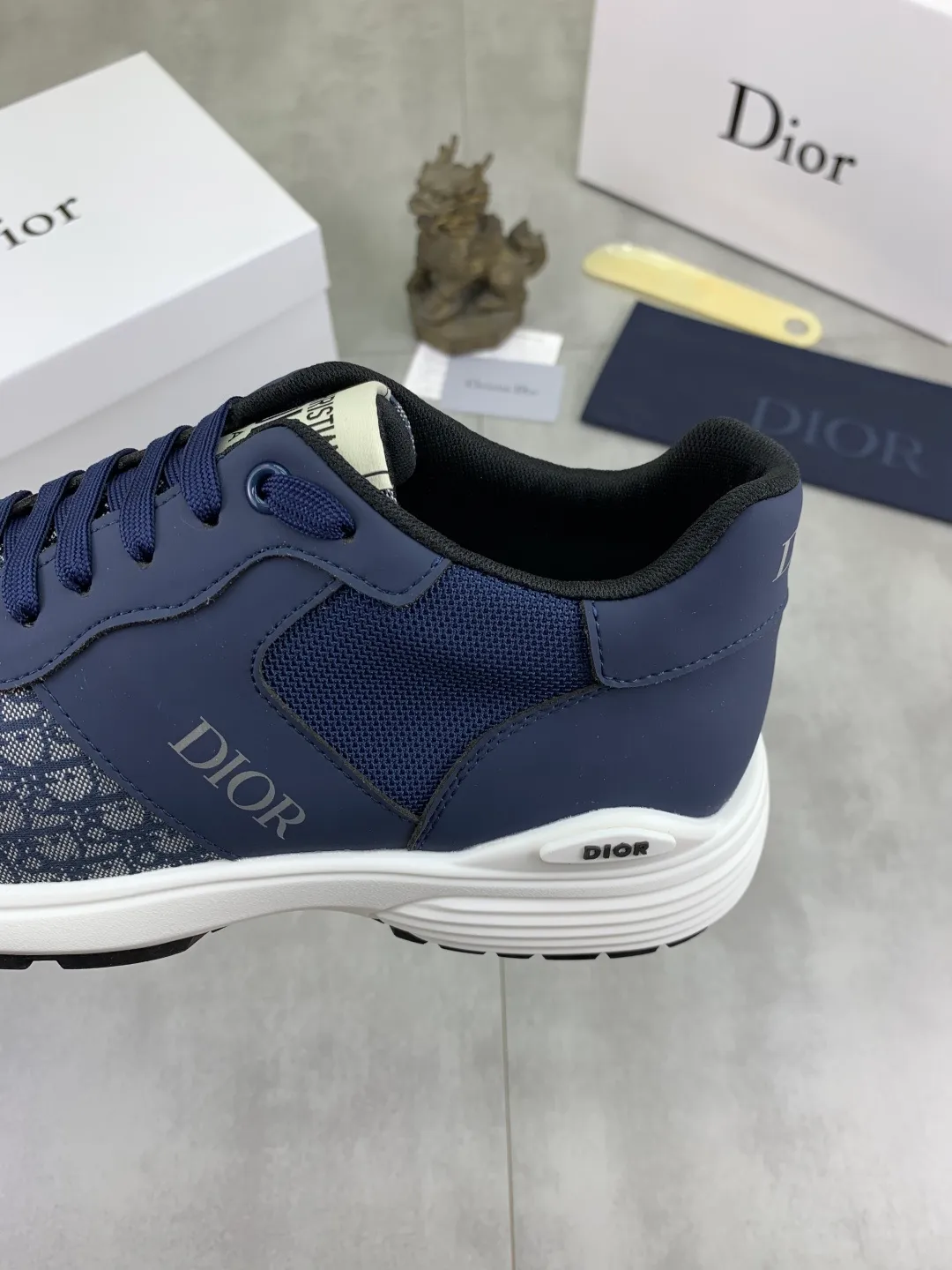 Men's shoes 💰P420 New Dior Chrono 2025 new product B30 series, in white and black fly woven series, decorated with computer-printed CD logo on both sides, star patch on the tongue and Dior logo on the heel, many details highlight the style. The interior is matched with the original color matching mesh, and the interior of the body is supported by low-temperature shaping sheets, and is filled with light feather cotton to keep the interior full and soft against the feet. The exclusive open-molded outsole adopts a one-piece molding process, so there is no need to worry about problems such as the opening and falling of sole decorative accessories. It is light and comfortable to wear, yet strong and wear-resistant. The two-color shoelaces are accessorized with exquisite metal five-pointed star pendants, creating a high-end, trendy and casual look at all times. Color: white black blue code number: 38-44 (45 customized)